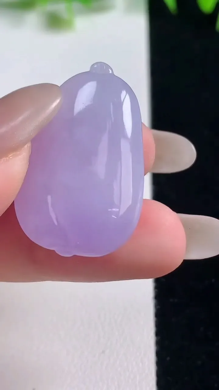 天然A货翡翠紫罗兰福瓜吊坠，尺寸31-19.6-9.9，重量:10.44g
10月21日
