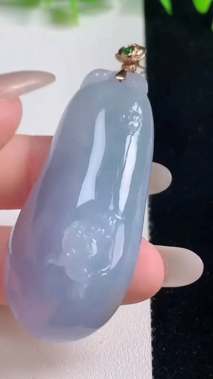 天然A货翡翠18K金紫罗兰福瓜吊坠，尺寸53.6-23.6-14，重量:32.00g
10月21日