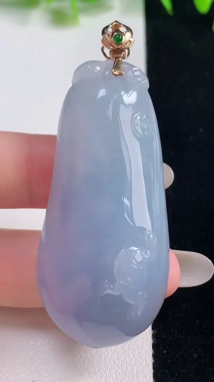 天然A货翡翠18K金紫罗兰福瓜吊坠，尺寸53.6-23.6-14，重量:32.00g
10月21日