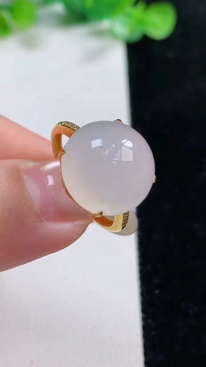 天然A货翡翠种白冰蛋面戒指，尺寸17.5-14.4-8.2，重量:3.57g2025年10月22日
