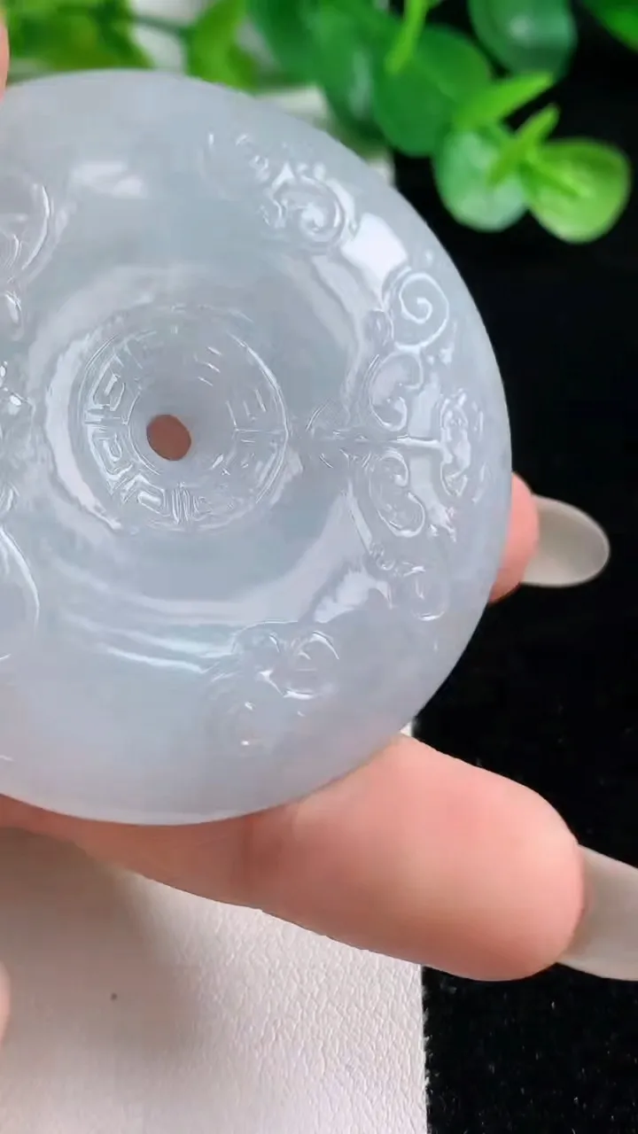 天然A货翡翠复古平安扣吊坠，尺寸53-9.4，重量:49.71g
10月22日