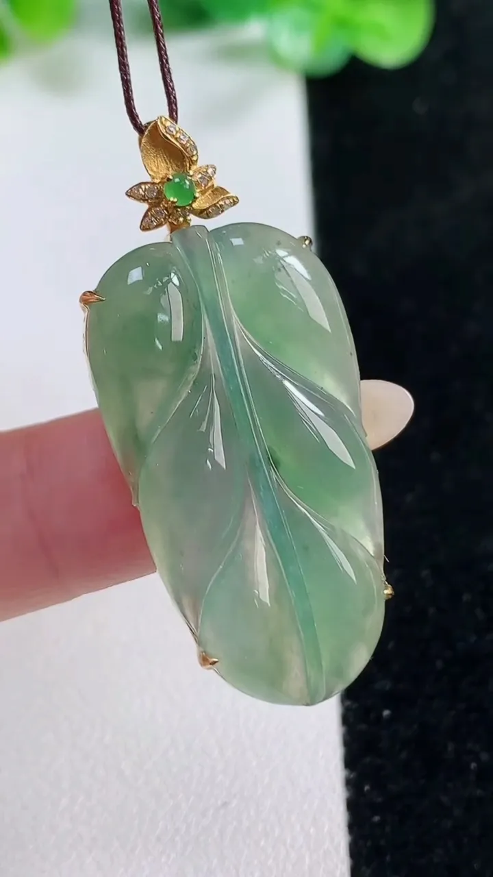 天然A货翡翠金枝玉叶 叶子吊坠，尺寸33.8-19-6.8，重量:6.12g
10月22日