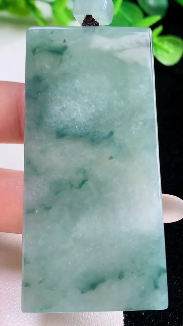 天然A货翡翠冰种飘花无事牌吊坠，尺寸66.3-33-5.6，重量:37.15g
10月22日