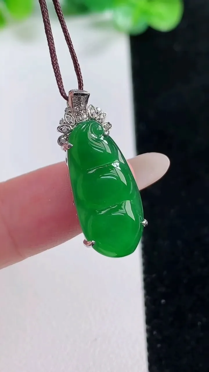 天然A货翡翠福豆吊坠，尺寸21.5-10.4-5，重量:2.24g
10月22日
