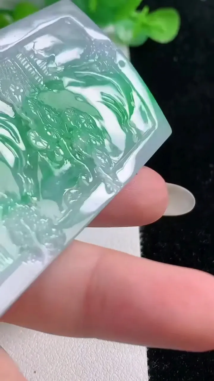 天然A货翡翠山水牌吊坠，尺寸65.5-39.4-7.4，重量:45.54g
10月22日