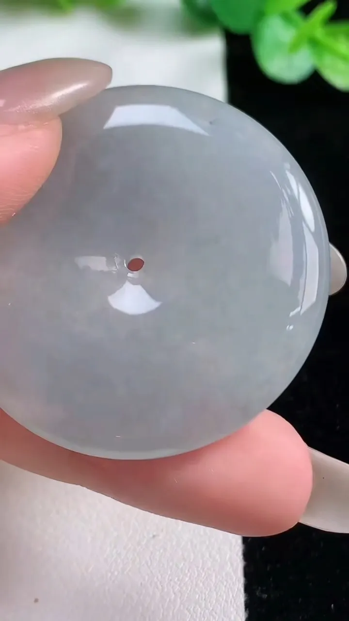 天然A货翡翠平安扣吊坠，尺寸40-5.8，重量:21.22g
10月22日