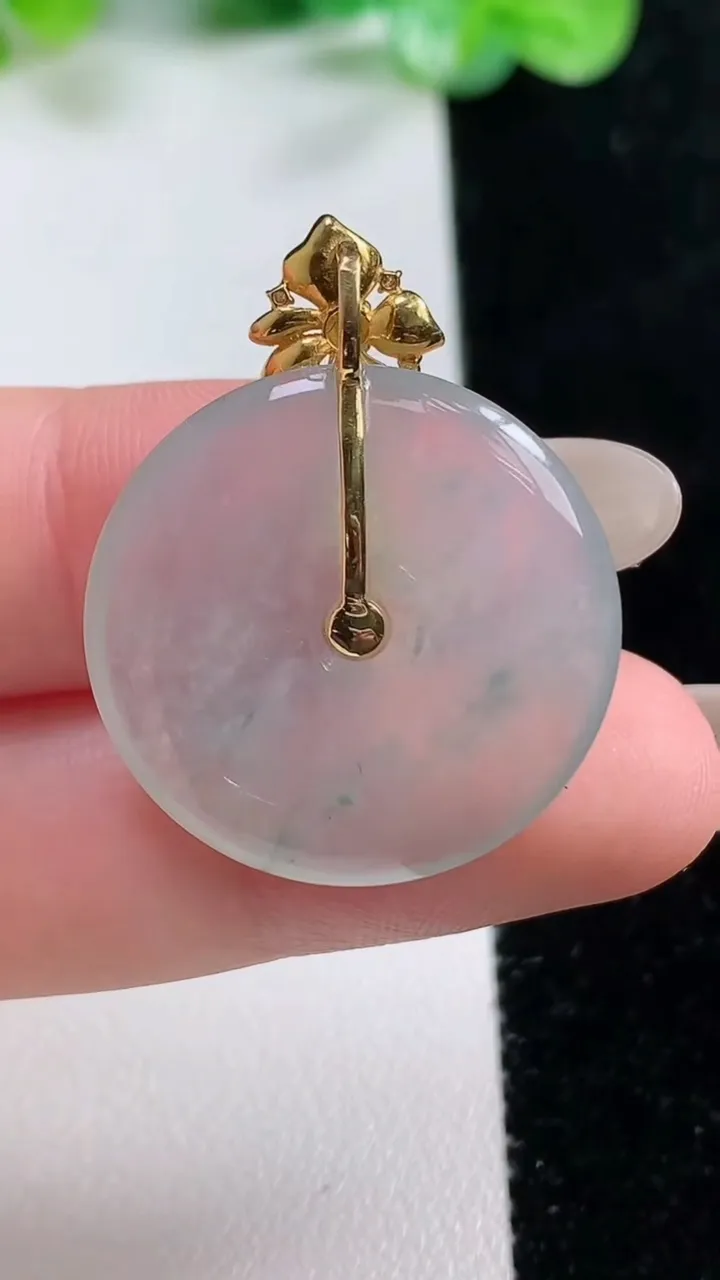 天然A货翡翠种飘花平安扣吊坠，尺寸24.7-4.2，重量:6.79g
10月22日