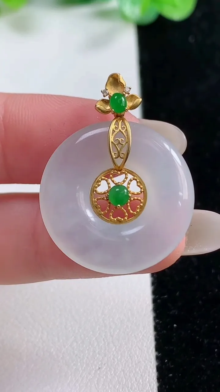 天然A货翡翠种白冰平安扣吊坠，尺寸24.2-4，重量:5.24g
10月22日