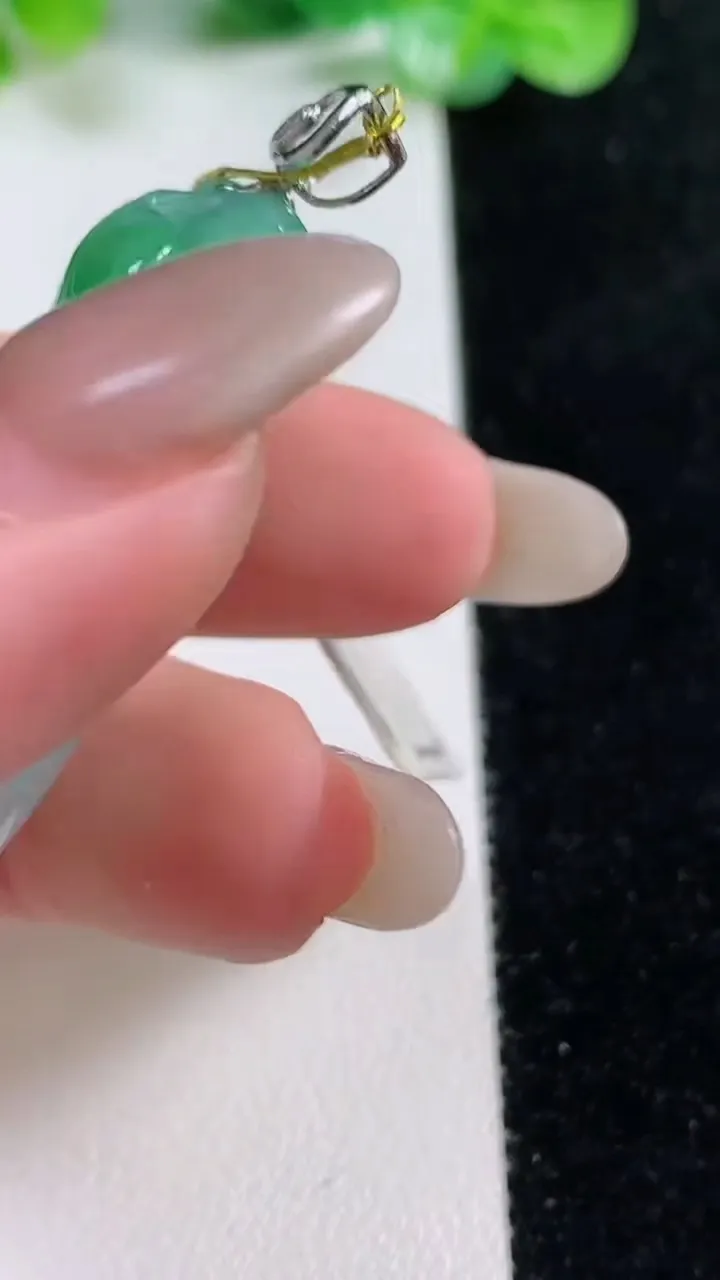 天然A货翡翠福瓜吊坠，尺寸37.8-22.4-8.6，重量:17.78g
10月22日