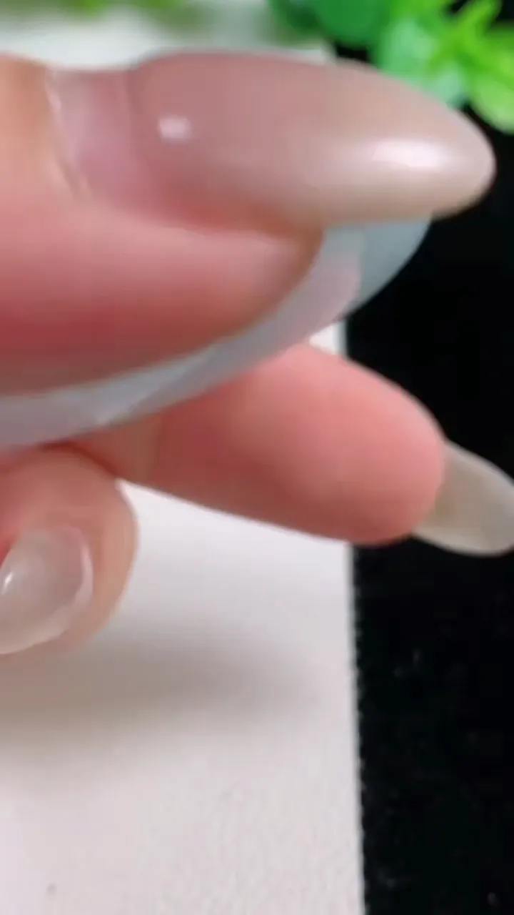 天然A货翡翠平安扣吊坠，尺寸40-5.8，重量:21.22g
10月22日