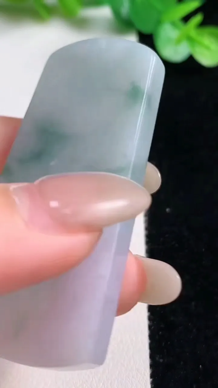 天然A货翡翠冰种飘花无事牌吊坠，尺寸60-30-5.6，重量:29.63g
10月22日