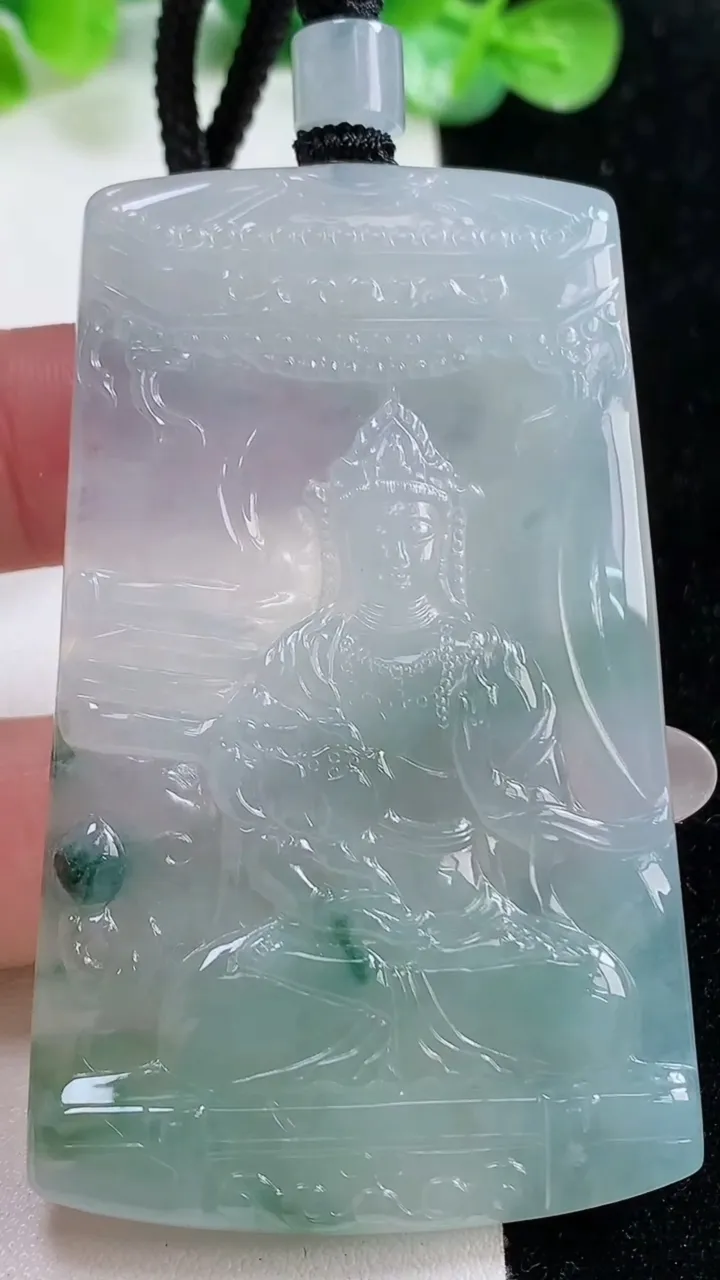 天然A货翡翠冰种飘花大势至菩萨吊坠，尺寸65.8-39.4-5.6，重量:41.01g
10月22日