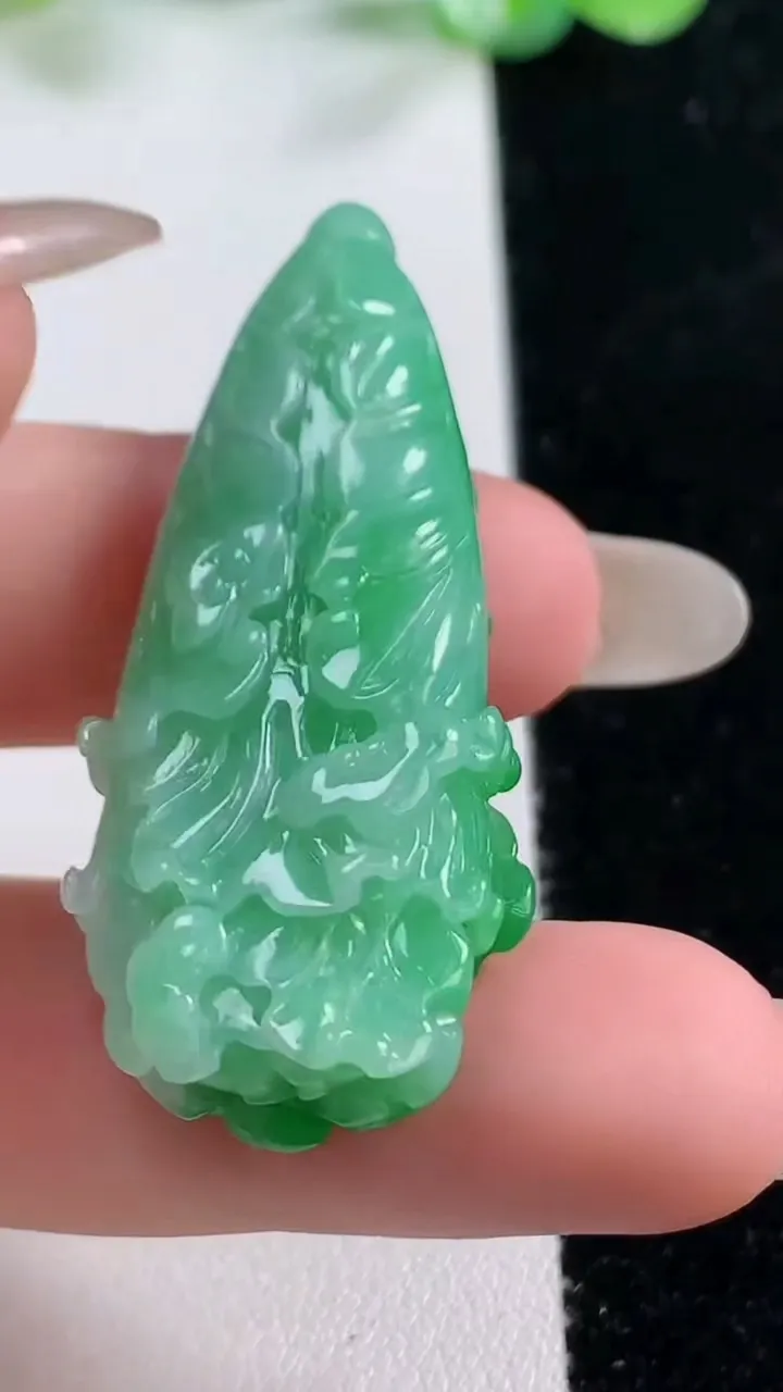 天然A货翡翠白菜吊坠，尺寸45-19.3-8.7，重量:12.09g
10月22日
