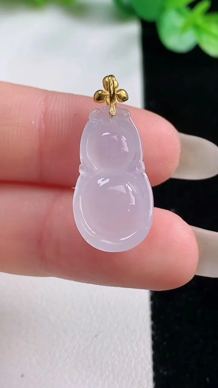 天然A货翡翠种白冰葫芦吊坠，尺寸20.3-11.9-5.9，重量:2.45g
10月22日
