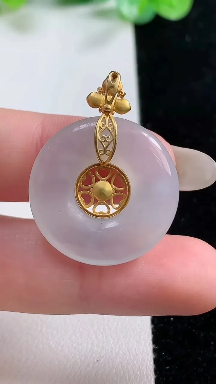 天然A货翡翠种白冰平安扣吊坠，尺寸24.2-4，重量:5.24g
10月22日