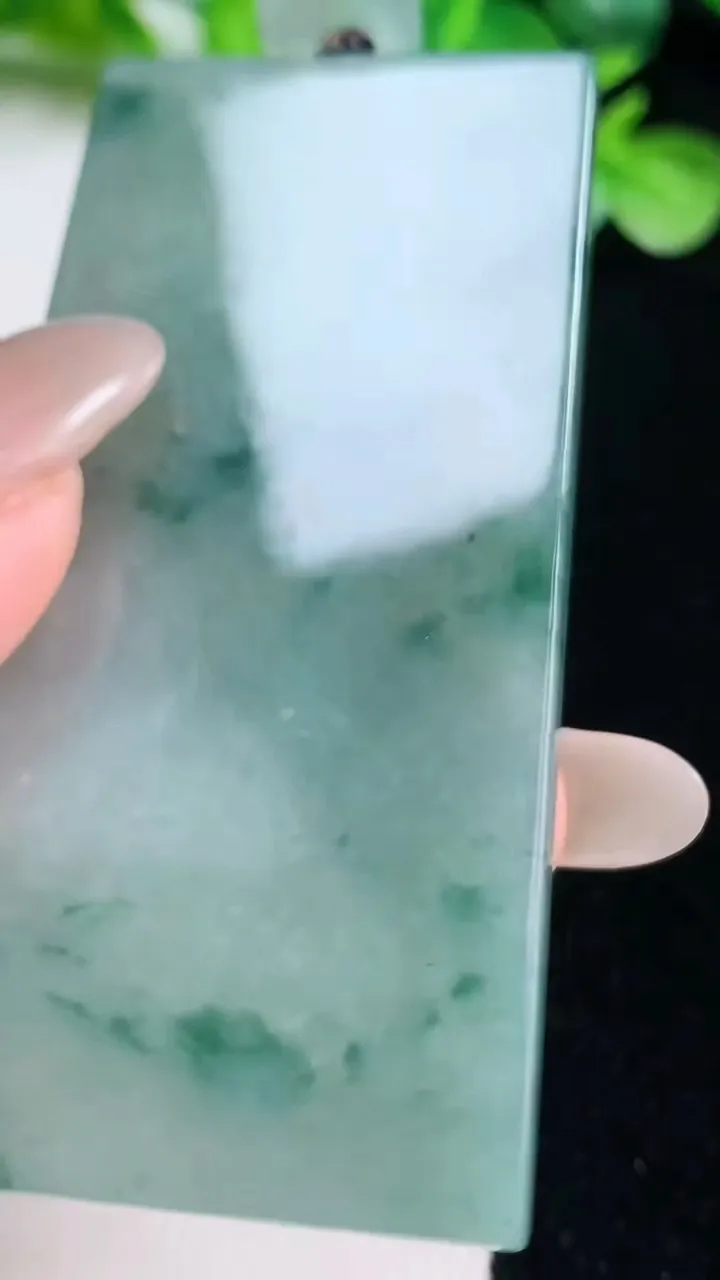 天然A货翡翠冰种飘花无事牌吊坠，尺寸66.3-33-5.6，重量:37.15g
10月22日