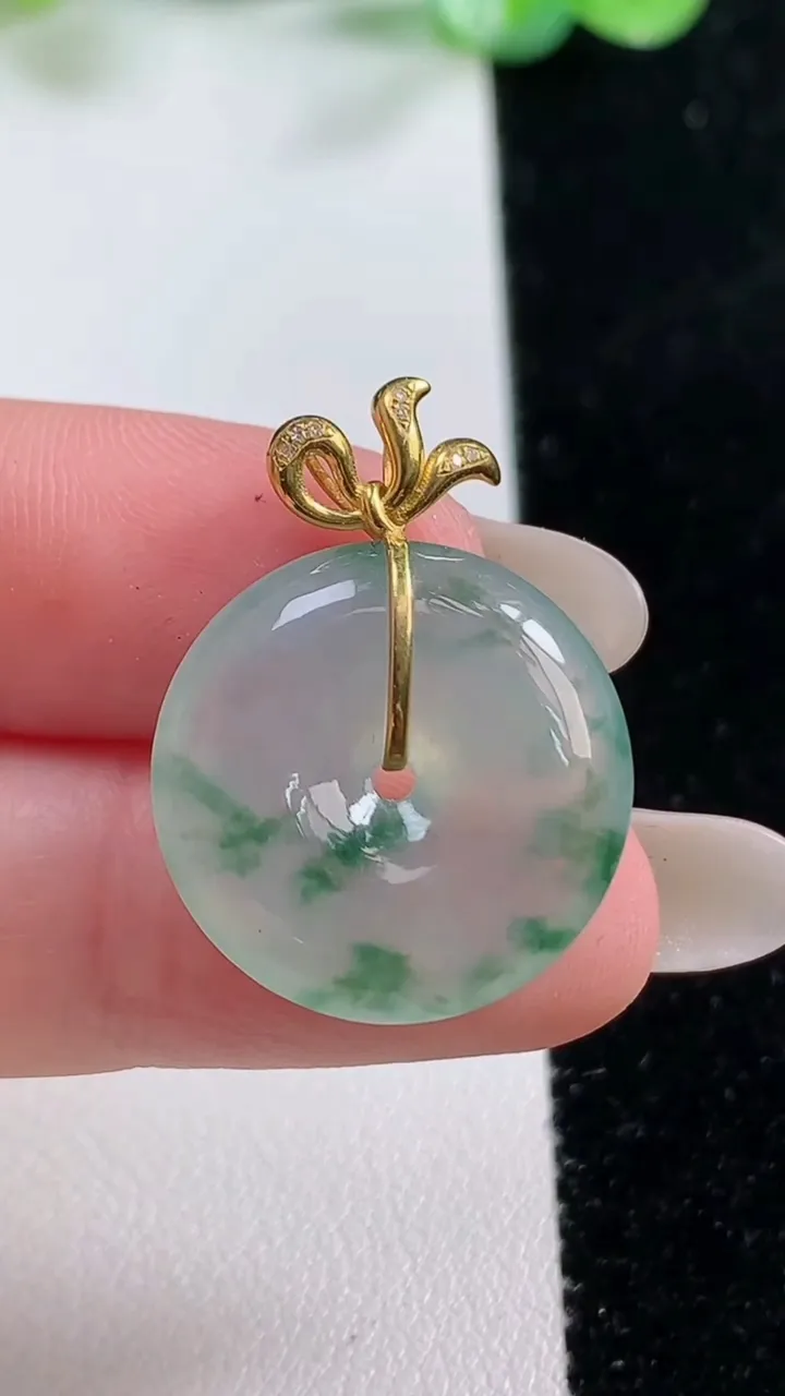 天然A货翡翠种飘花平安扣吊坠，尺寸20.3-5，重量:4.65g
10月22日