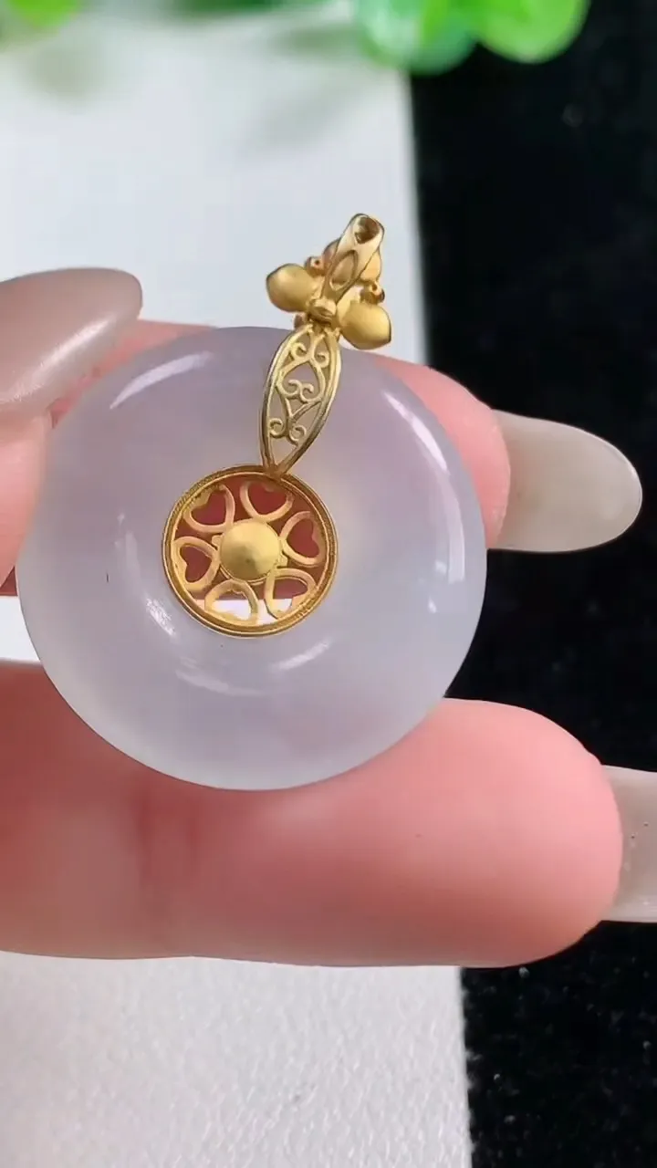 天然A货翡翠种白冰平安扣吊坠，尺寸24.2-4，重量:5.24g
10月22日