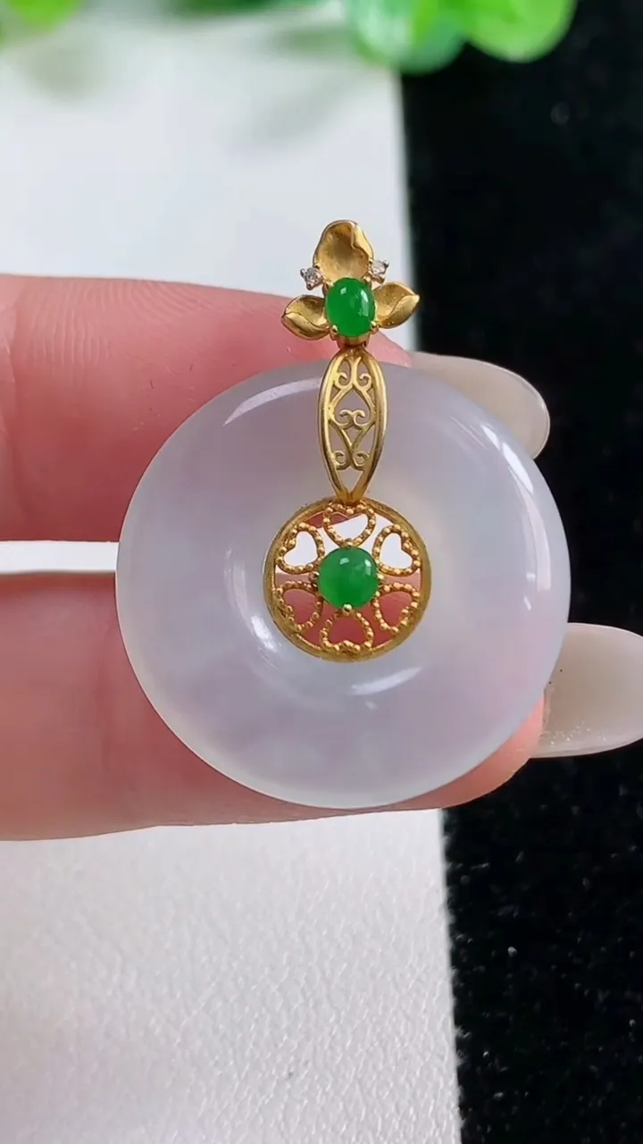 天然A货翡翠种白冰平安扣吊坠，尺寸24.2-4，重量:5.24g
10月22日