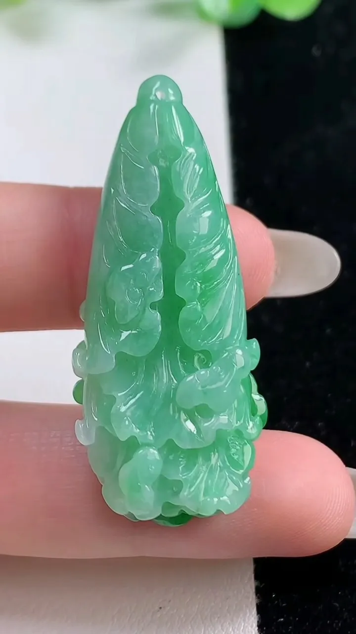 天然A货翡翠白菜吊坠，尺寸45-19.3-8.7，重量:12.09g
10月22日