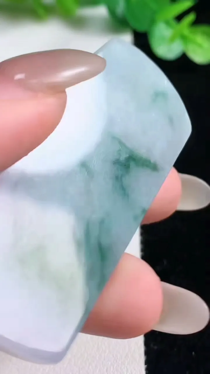 天然A货翡翠冰种飘花无事牌吊坠，尺寸60-30-5.6，重量:29.63g
10月22日