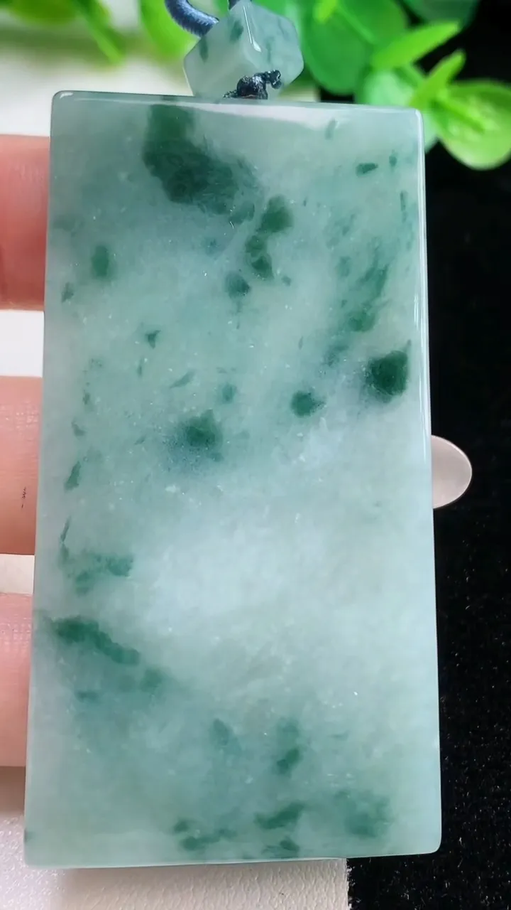 天然A货翡翠冰种飘花无事牌吊坠，尺寸63.4-34.3-5，重量:31.10g
10月22日