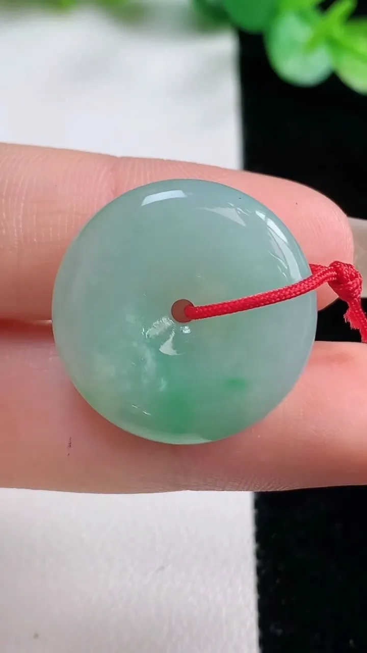天然A货翡翠平安扣吊坠，尺寸22.8-5.4，重量:6.29g
10月22日