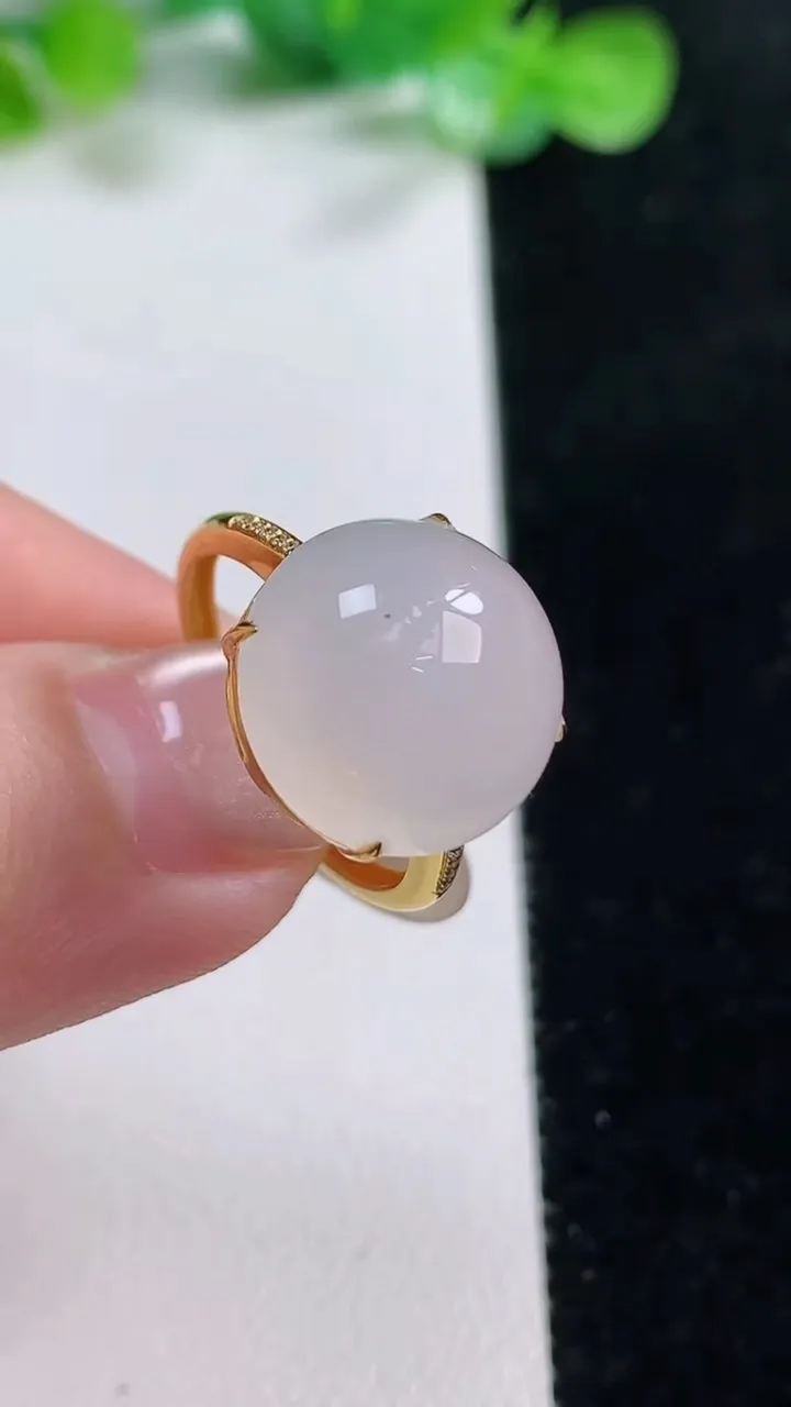 天然A货翡翠种白冰蛋面戒指，尺寸17.5-14.4-8.2，重量:3.57g2025年10月22日
工厂直销收藏佳品,种好水足，色泽均匀，有种有色，上手高大气！