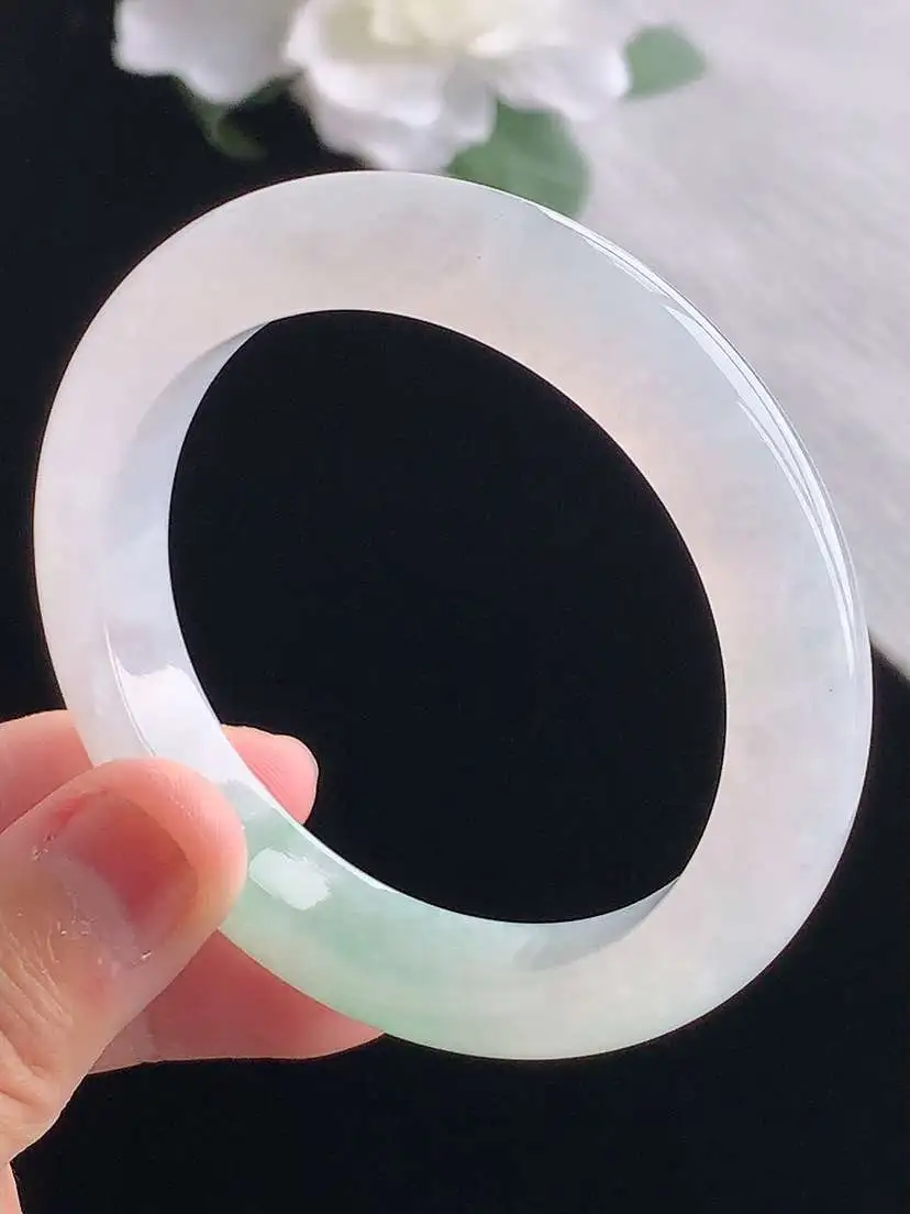 a货翡翠老坑冰种飘绿正装正圈手镯52-53小圈口 尺寸52.8×10.2×8.8mm 重量49.46g 1020