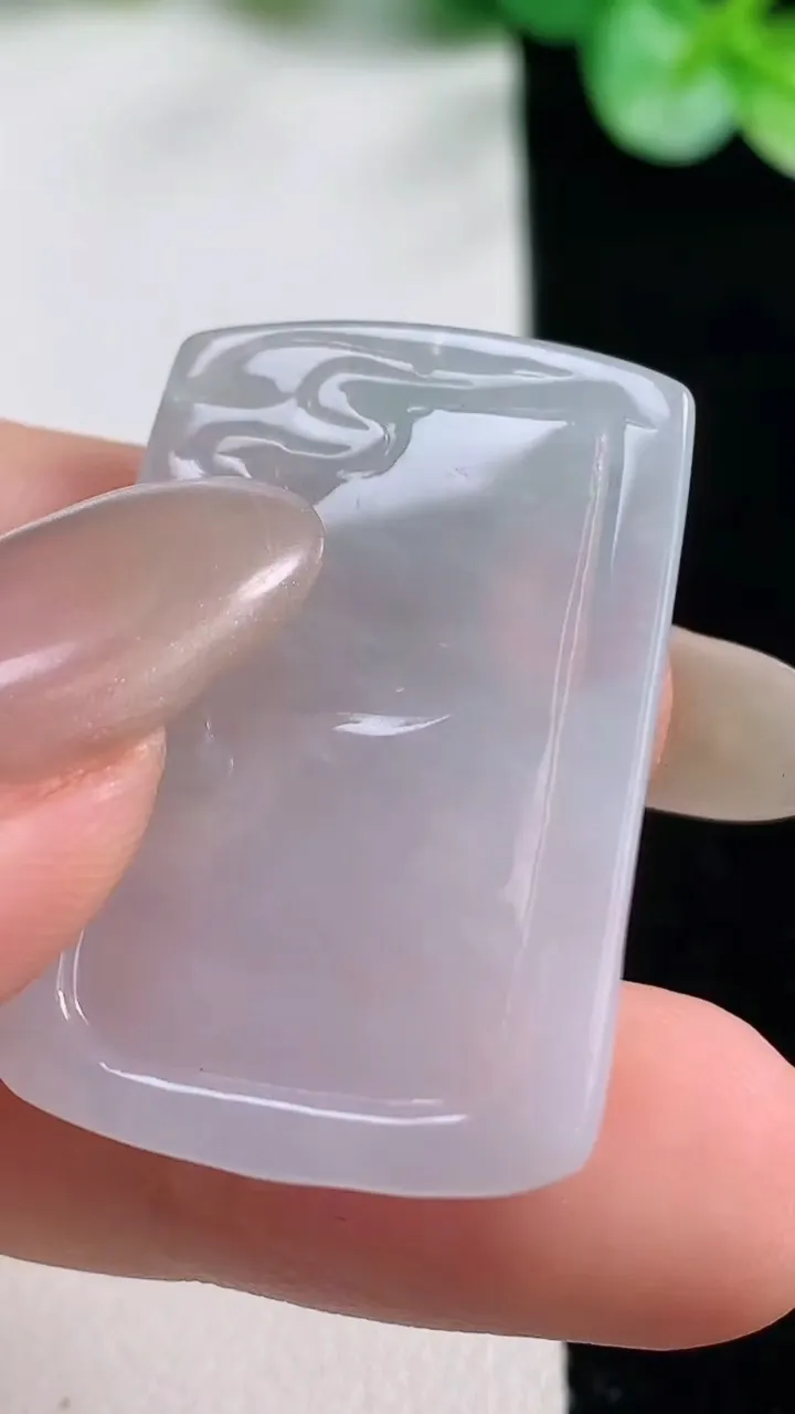 天然A货翡翠不动明王吊坠，尺寸33.2-22-4，重量:6.55g
10月22日