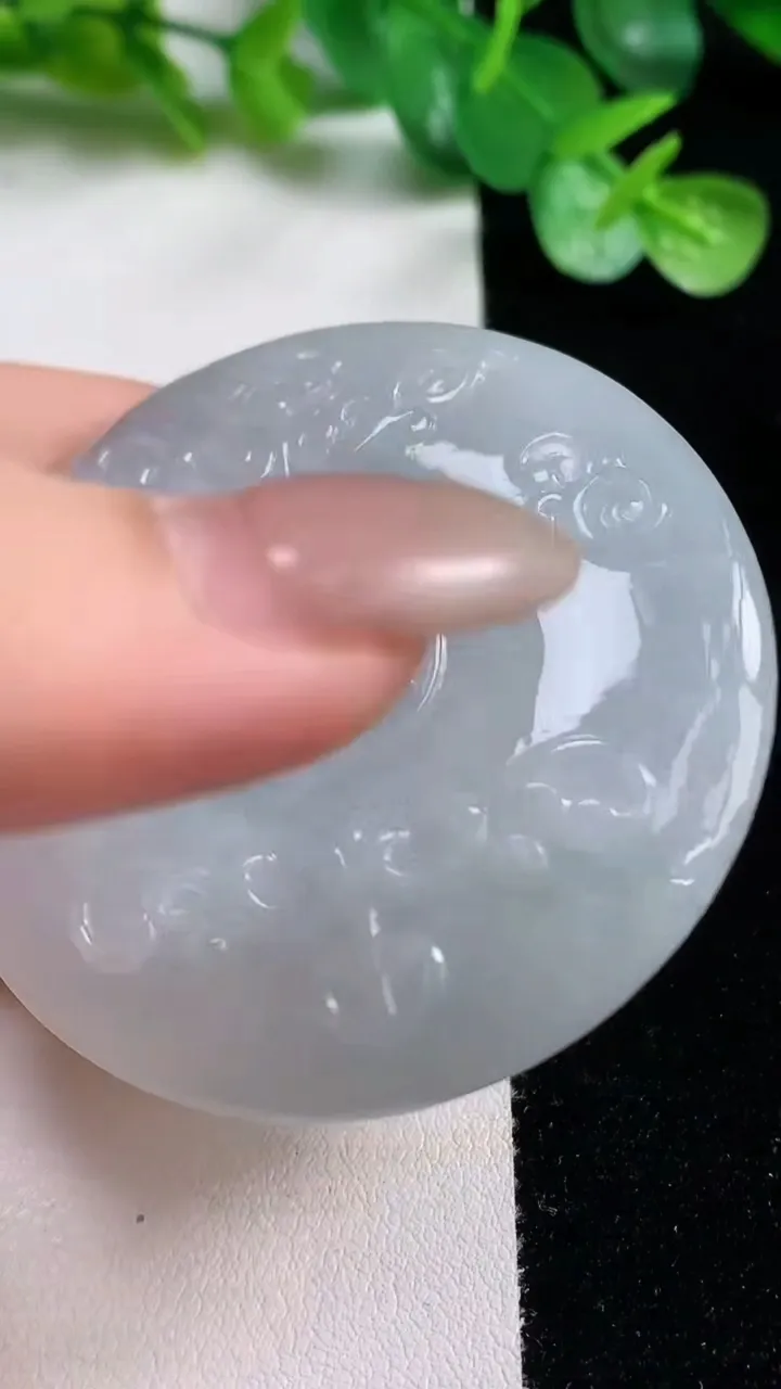 天然A货翡翠复古平安扣吊坠，尺寸53-9.4，重量:49.71g
10月22日