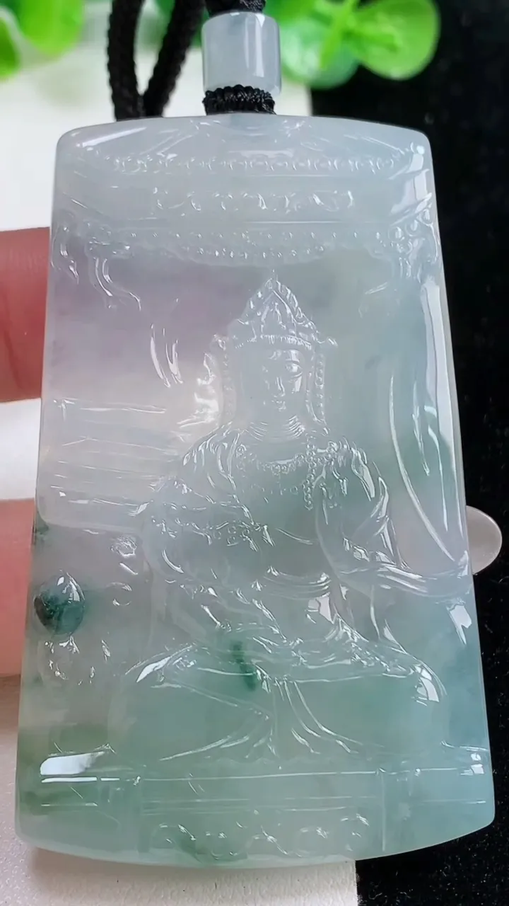 天然A货翡翠冰种飘花大势至菩萨吊坠，尺寸65.8-39.4-5.6，重量:41.01g
10月22日