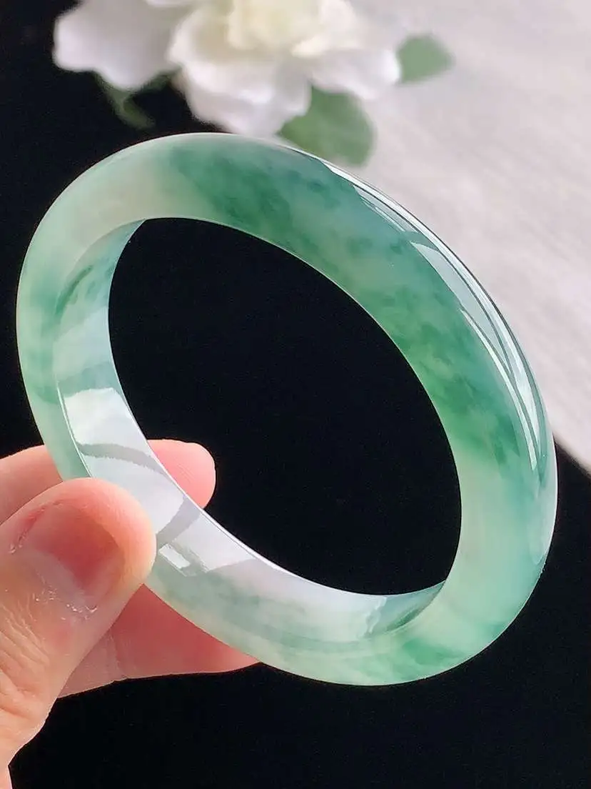 a货翡翠老坑冰种飘花贵妃手镯53-54圈口  尺寸53×47×12.2×7.8mm 重量46.76g