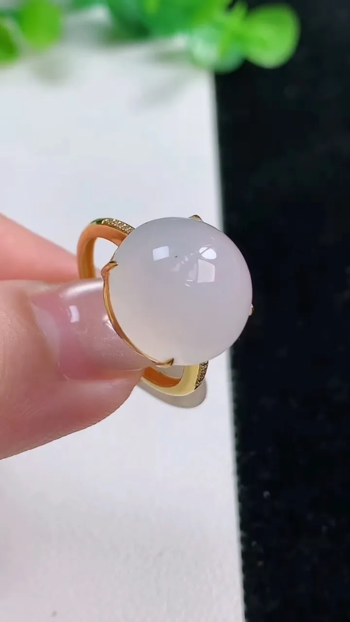 天然A货翡翠种白冰蛋面戒指，尺寸17.5-14.4-8.2，重量:3.57g2025年10月22日
