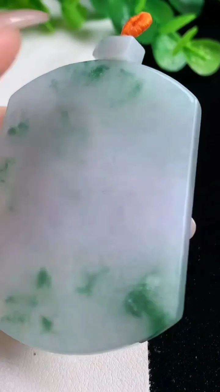 天然A货翡翠冰种飘花无事牌吊坠，尺寸58.3-44.7-6.3，重量:46.20g
10月22日