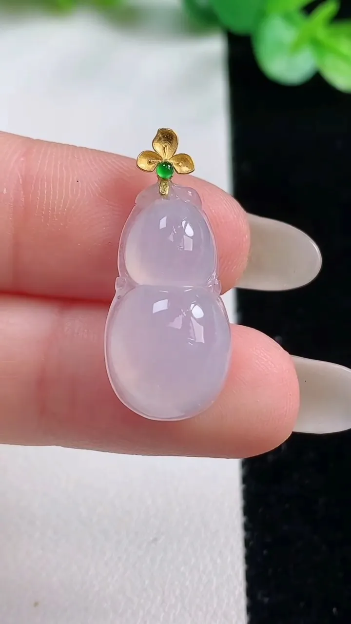 天然A货翡翠种白冰葫芦吊坠，尺寸20.3-11.9-5.9，重量:2.45g
10月22日