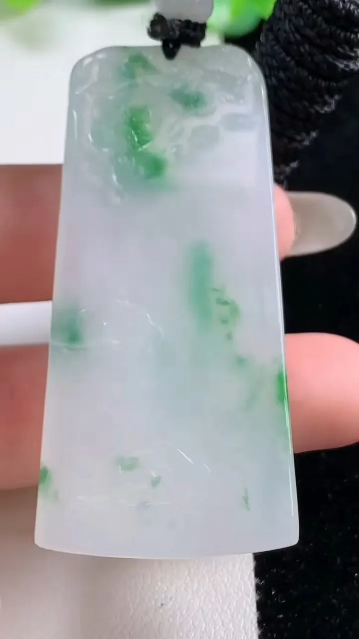 天然A货翡翠大势至菩萨吊坠，尺寸56.8-26.4-5.3，重量:24.76g
10月22日
