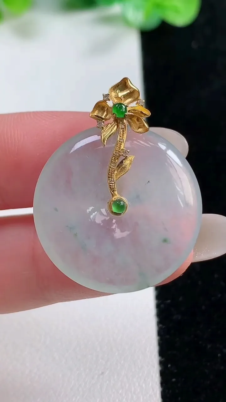 天然A货翡翠种飘花平安扣吊坠，尺寸24.7-4.2，重量:6.79g
10月22日