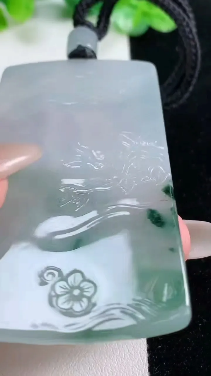 天然A货翡翠冰种飘花大势至菩萨吊坠，尺寸65.8-39.4-5.6，重量:41.01g
10月22日