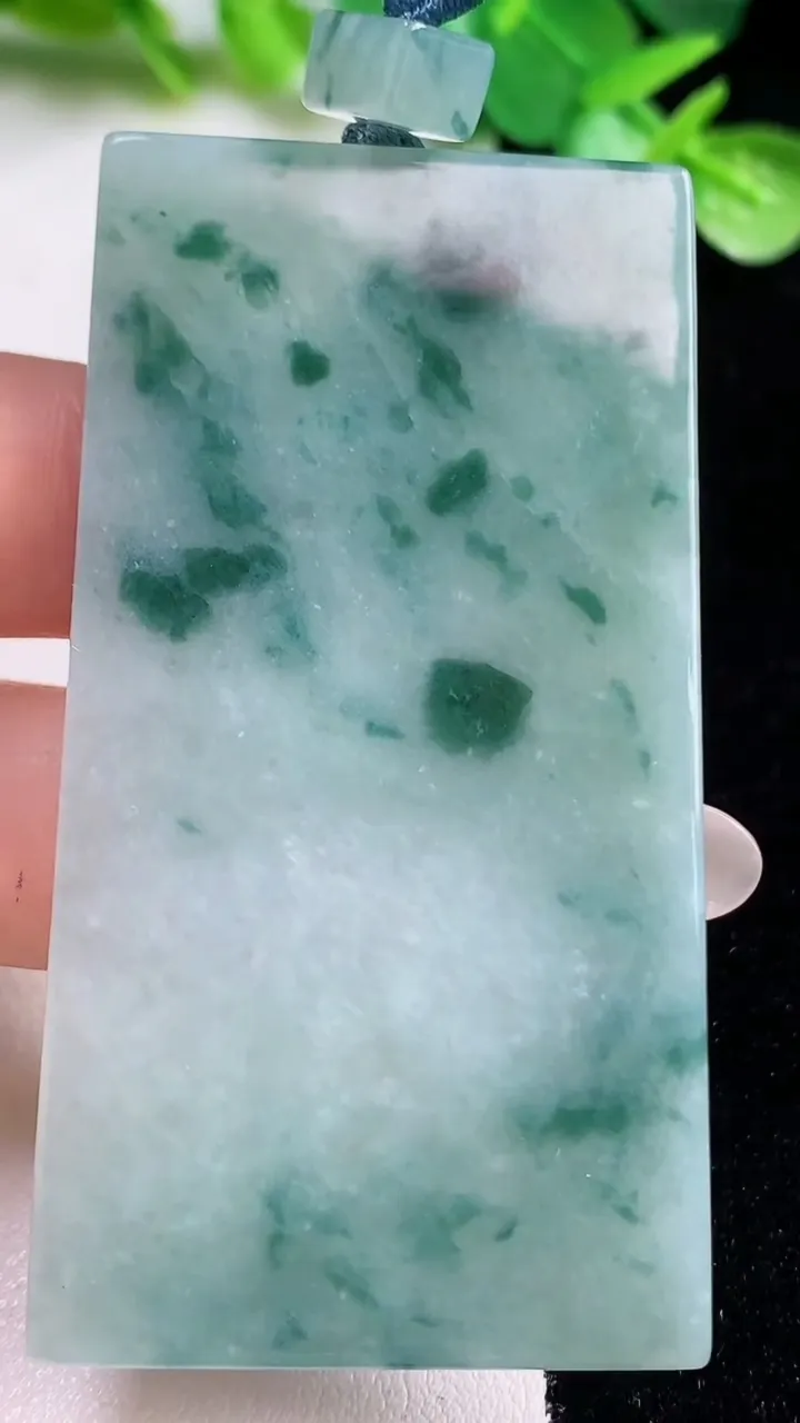 天然A货翡翠冰种飘花无事牌吊坠，尺寸63.4-34.3-5，重量:31.10g
10月22日