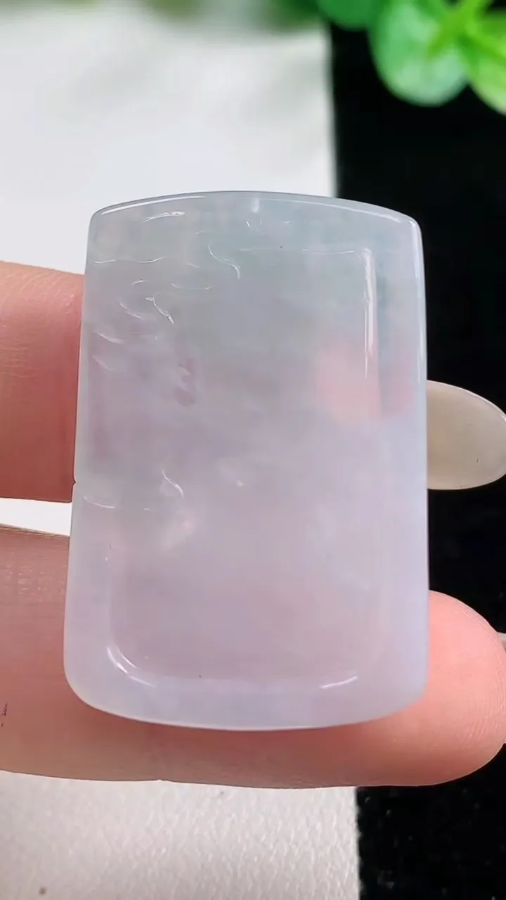 天然A货翡翠不动明王吊坠，尺寸33.2-22-4，重量:6.55g
10月22日