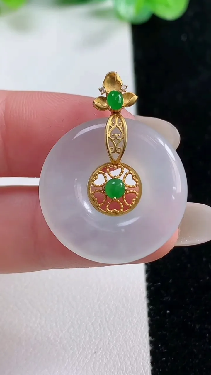 天然A货翡翠种白冰平安扣吊坠，尺寸24.2-4，重量:5.24g
10月22日