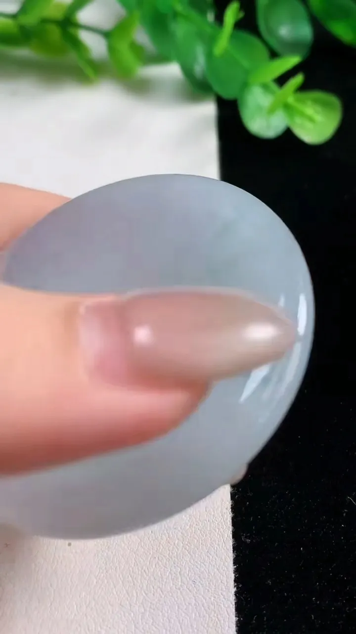 天然A货翡翠冰种飘花平安扣吊坠，尺寸52.7-7.2，重量:46.16g
10月22日