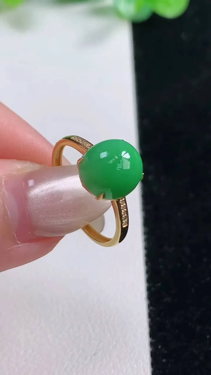 天然A货翡翠蛋面戒指，尺寸17.3-9.4-8.5-7.2，重量:1.64g2025年10月22日
