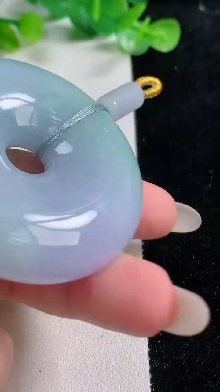 天然A货翡翠春带彩紫罗兰平安扣吊坠，尺寸51.5-12.5，重量:73.37g
10月22日
