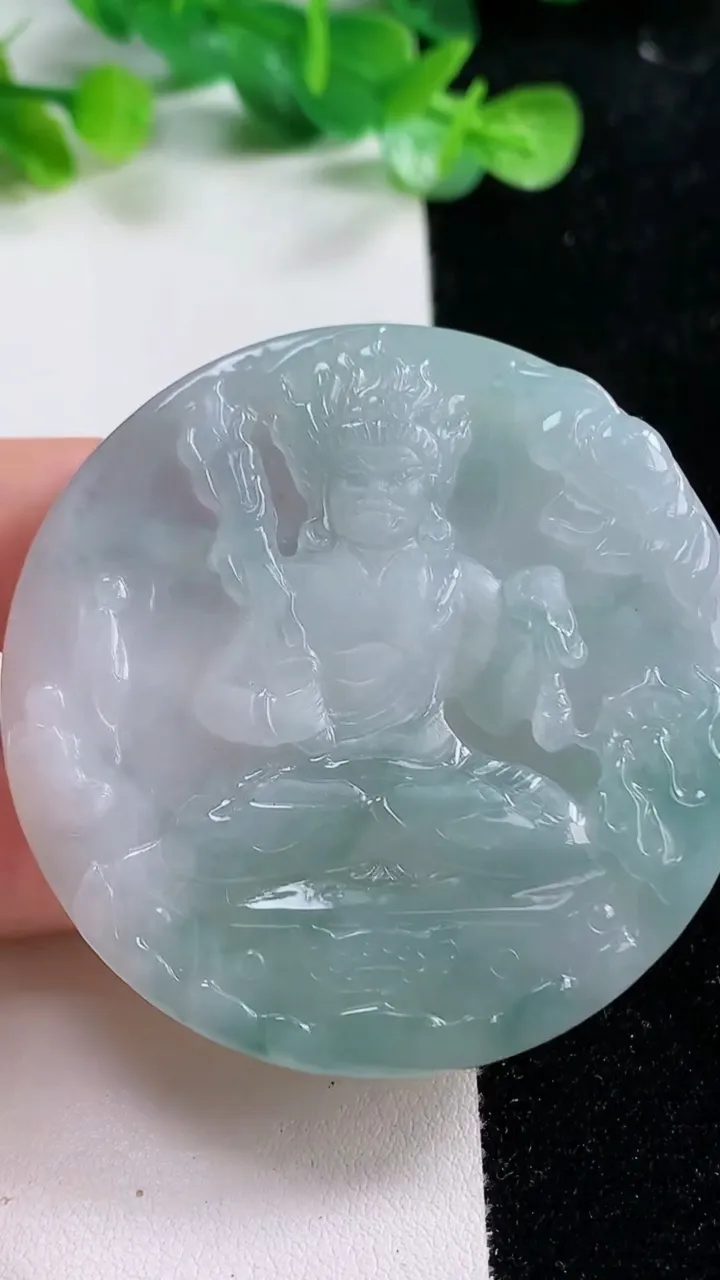 天然A货翡翠冰种飘花不动明王吊坠，尺寸53.4-5.9，重量:37.33g
10月22日