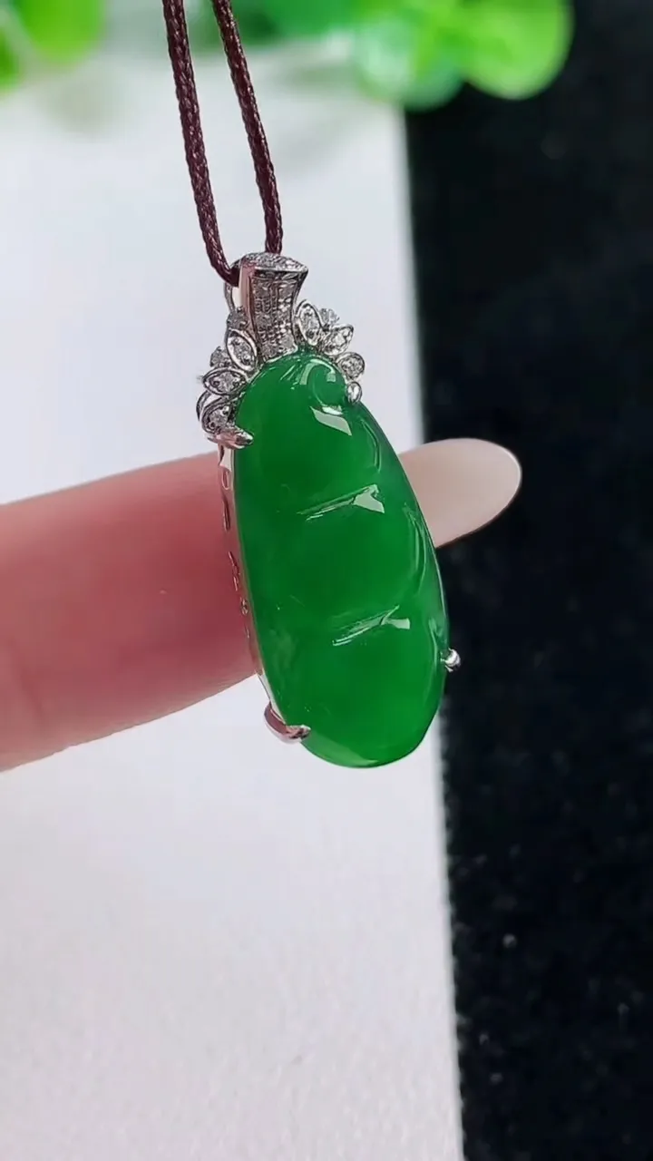 天然A货翡翠福豆吊坠，尺寸21.5-10.4-5，重量:2.24g
10月22日