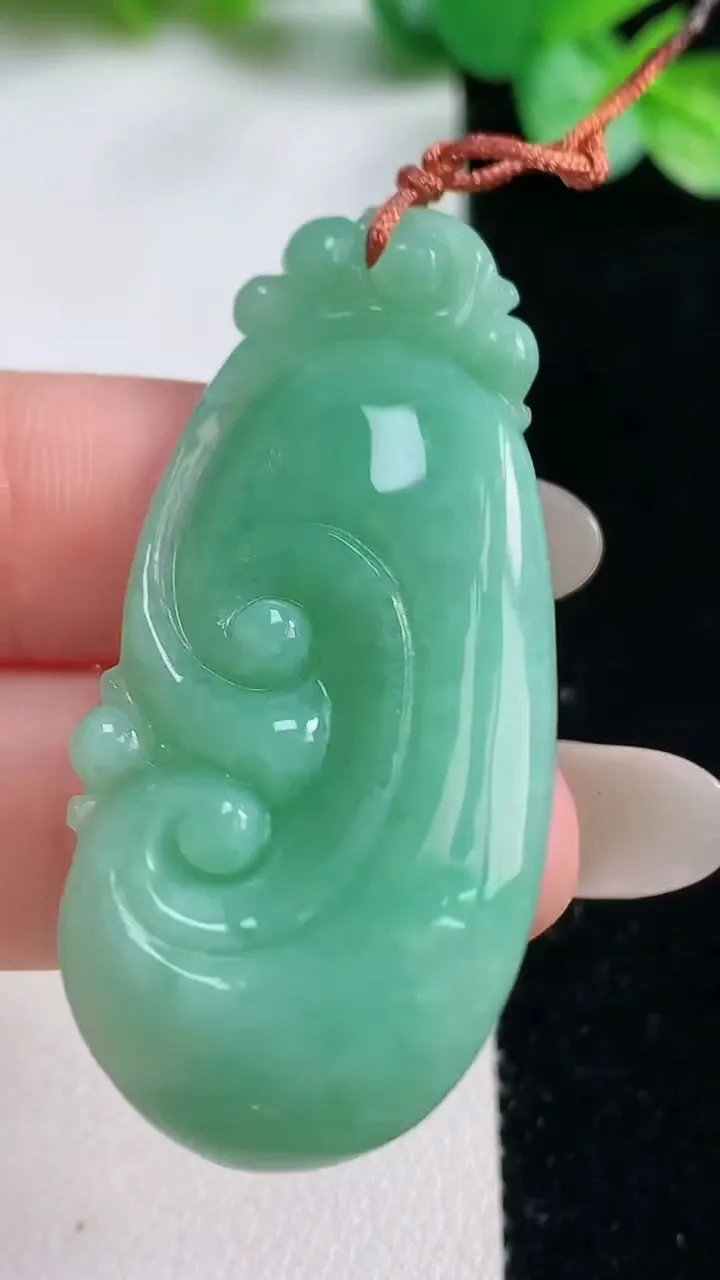 天然A货翡翠如意吊坠，尺寸46.5-21.7-6.8，重量:12.30g
10月22日