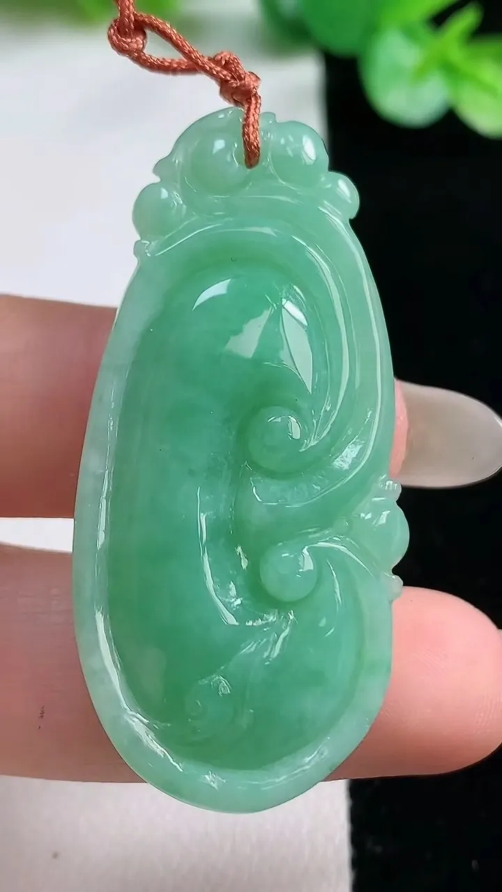 天然A货翡翠如意吊坠，尺寸46.5-21.7-6.8，重量:12.30g
10月22日