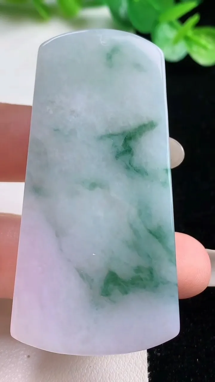 天然A货翡翠冰种飘花无事牌吊坠，尺寸60-30-5.6，重量:29.63g
10月22日